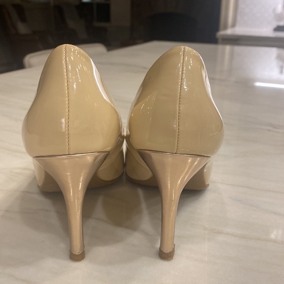 Mootsie tootsie, moabrey. Beige and gold pump. Size 7 1/2. - Picture 5 of 11